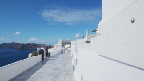 placa blanca en la calle vacía en oia, santorini