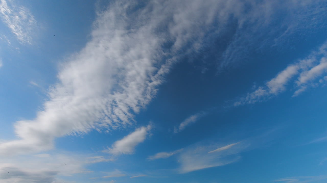 화창한 날 하늘에 권적운 구름과 함께 시간 경과