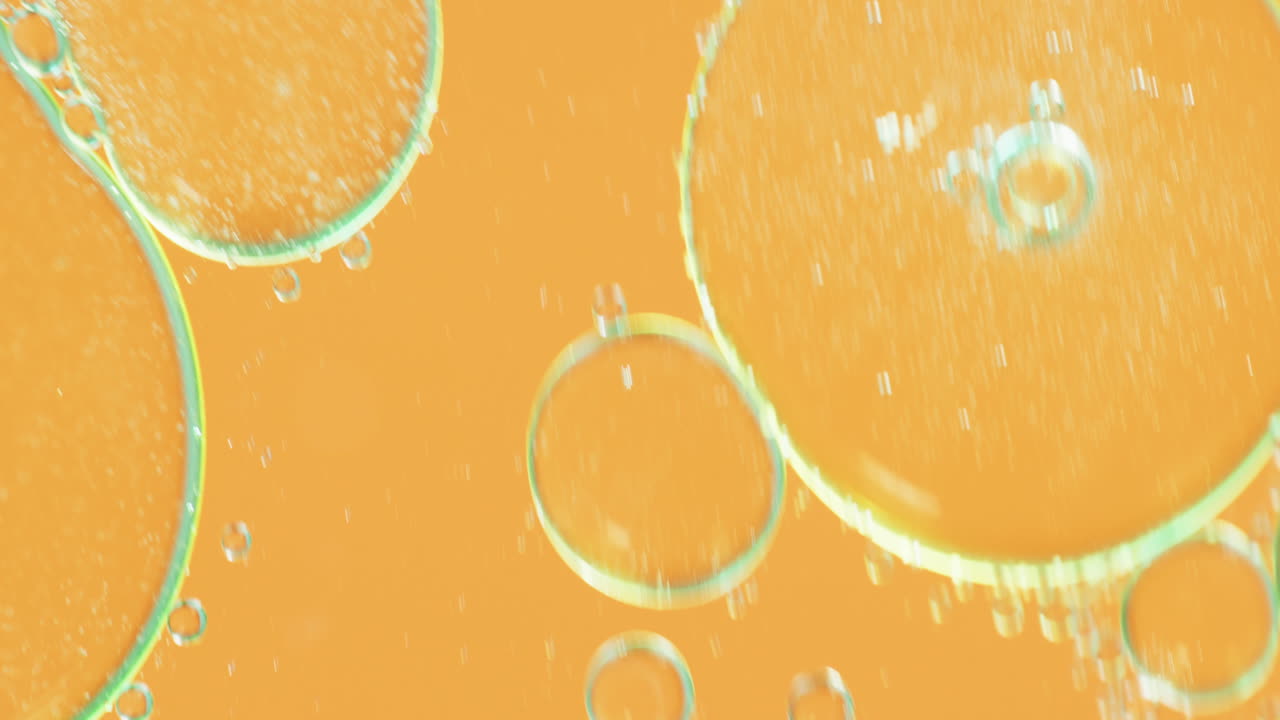 복사 공간과 함께 오렌지색 배경에 움직이는 거품의 애니메이션