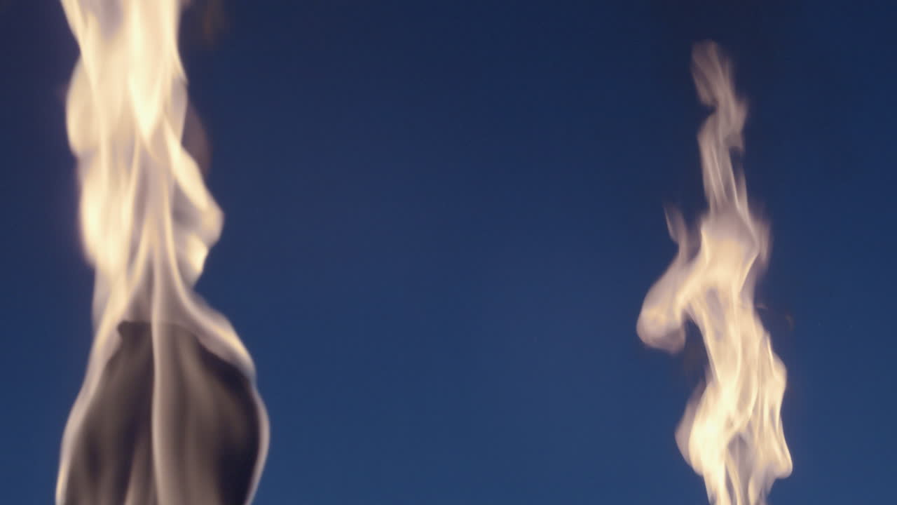 블루스크린 배경에 불이 붙은 고대 스타일의 횃불