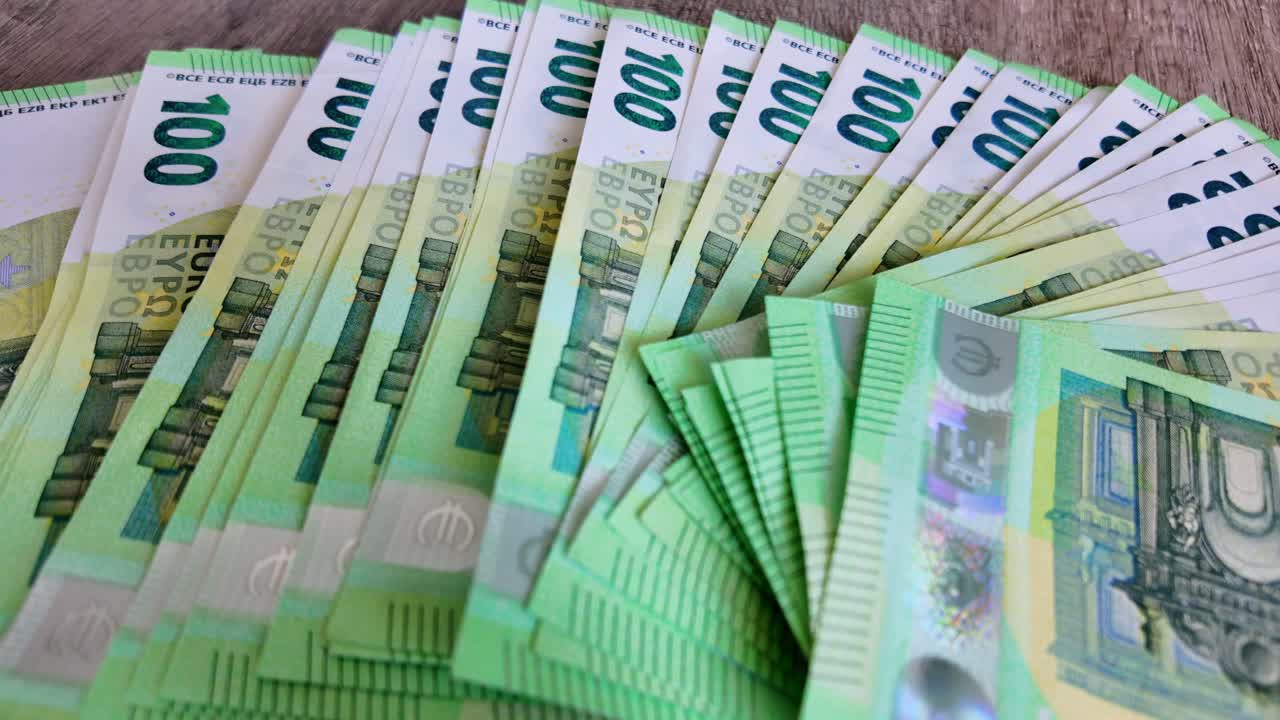 테이블 위에 어져 있는 녹색 돈, 큰 금액