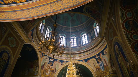 dentro de una iglesia