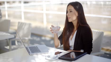 Businesswoman-enjoying-coffee-at-a-restaurant