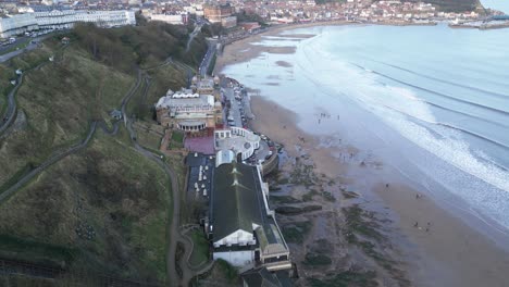 Seitenansicht-Luftaufnahme-Des-Scarborough-Spa-Vor-Dem-Strand-Mit-Kleinen-Gezeiten-Tagsüber-Mit-Wunderschönem-Stadtbild-In-North-Yorkshire,-England