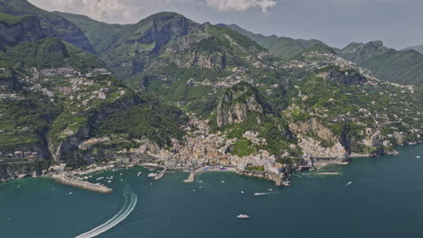 Amalfi-Italia-Vuelo-Aéreo-Con-Drones-V10-Sobre-El-Mar-Tirreno-Capturando-El-Puerto,-El-Vecindario-De-Acantilados-Y-Laderas,-El-Centro-De-La-Ciudad,-Terreno-Montañoso-Y-Valles-Verdes---Filmado-Con-Mavic-3-Cine---Mayo-De-2023