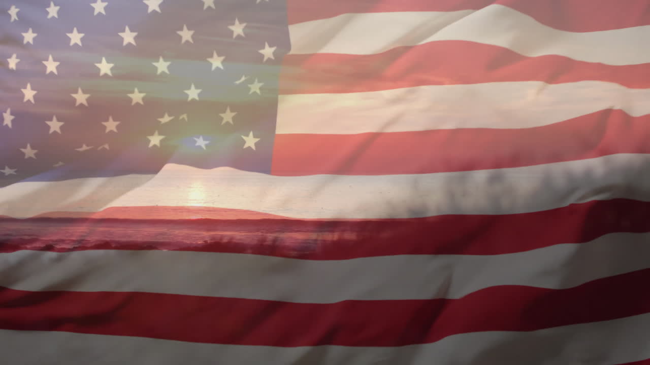animación de la bandera de los ee.uu. sobre la puesta de sol por el mar y la playa en verano