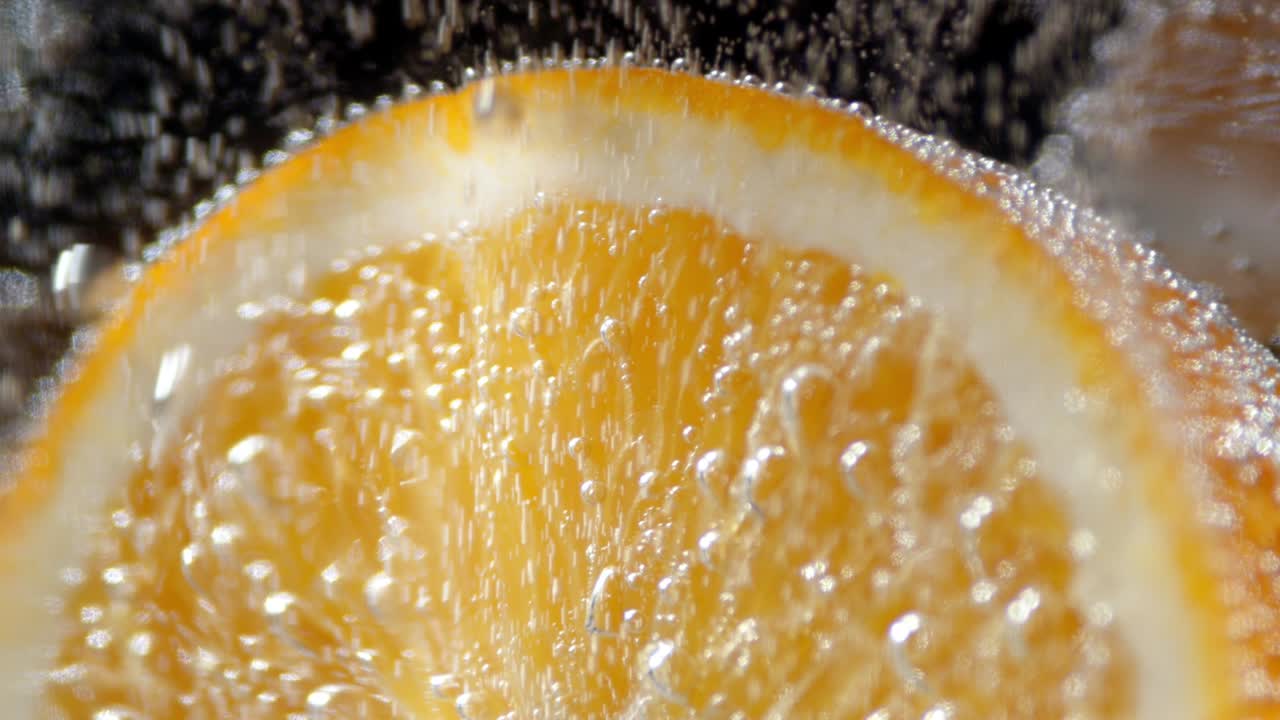 Arancia fresca sott'acqua con bolle d'aria.