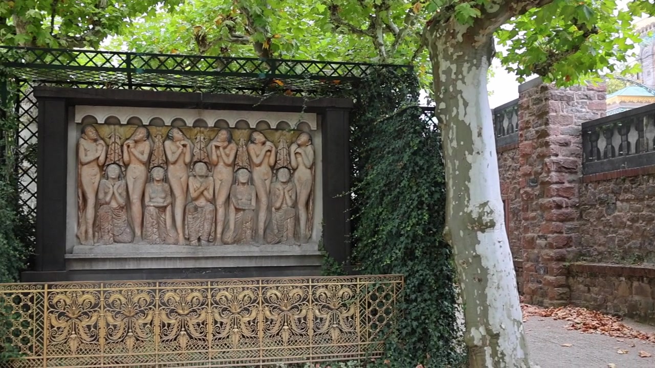 Storico Platanenhain paesaggistico con opere in pietra, alberi maturi e dettagli scultorei a Mathildenhöhe
