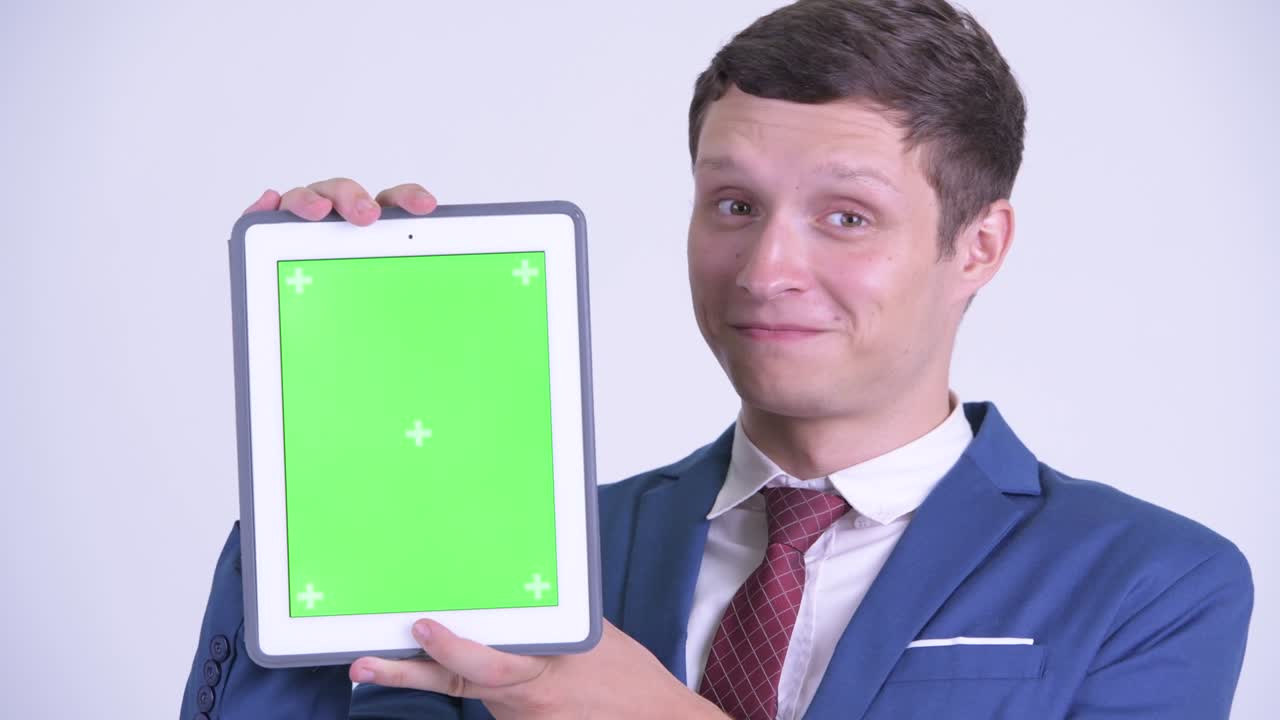 счастливый молодой красивый бизнесмен с цифровым планшетом