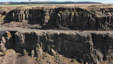 Toma-Aérea-De-Un-Viejo-Camión-Conduciendo-Por-La-Ventajosa-Carretera