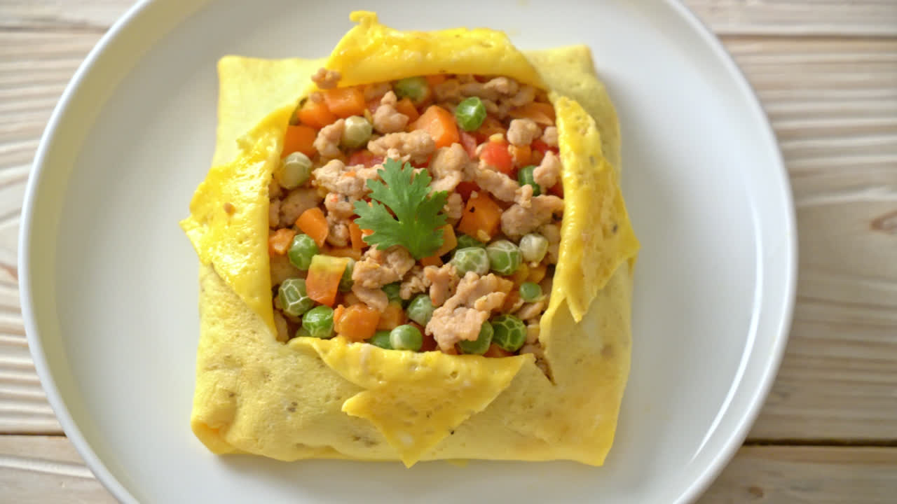 envoltura de huevo o huevo relleno con carne de cerdo picada y verduras