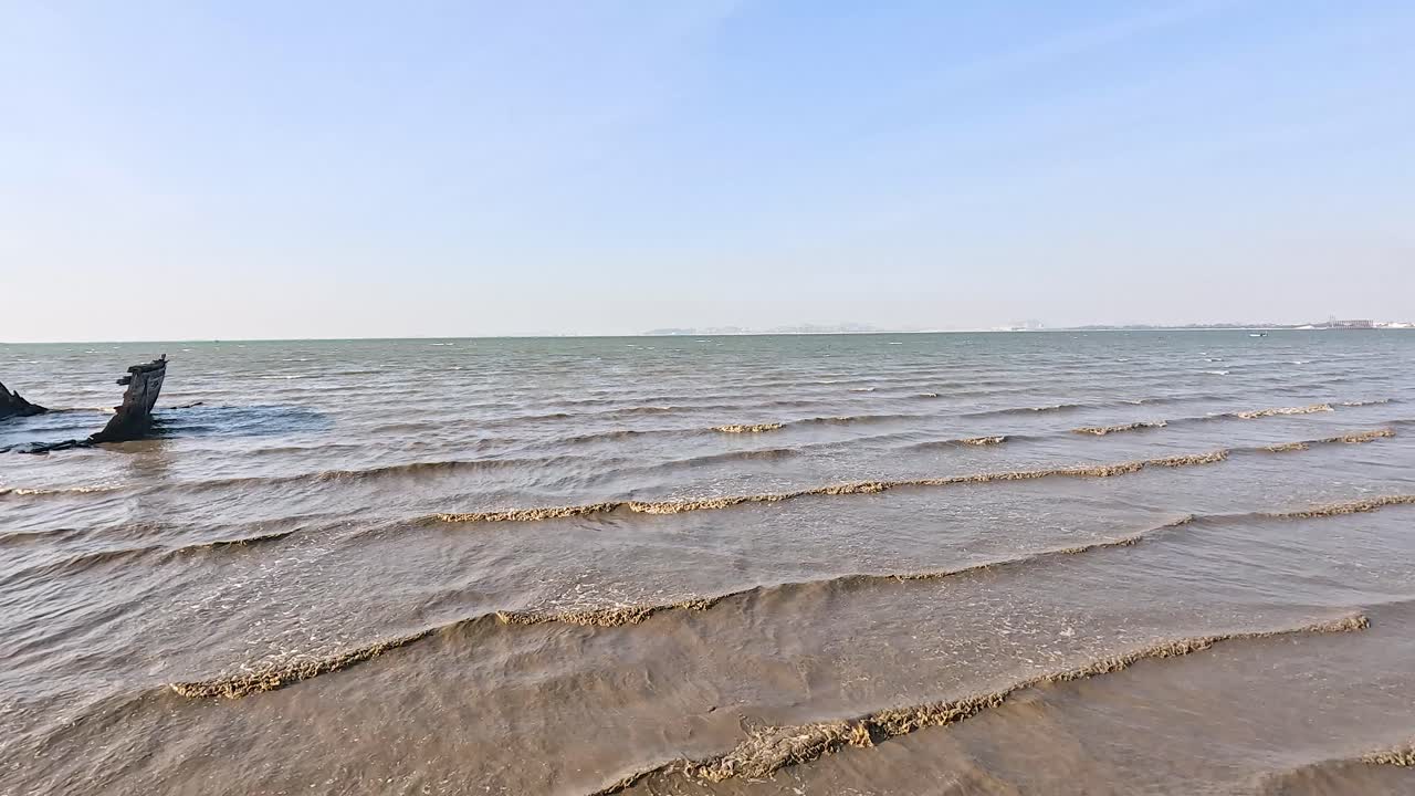 파도가 침몰한 선박에 부히고