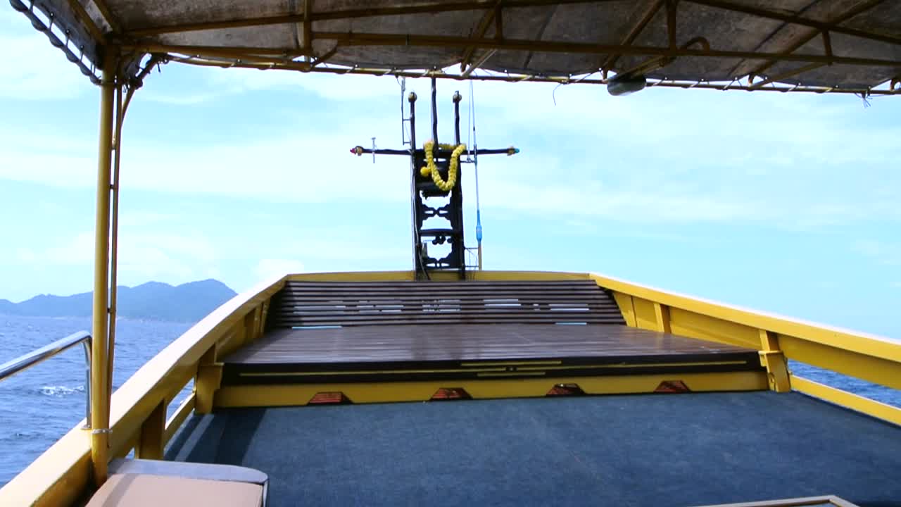 바다를 뚫고 열대 섬을 향해 항해하는 배의 선체