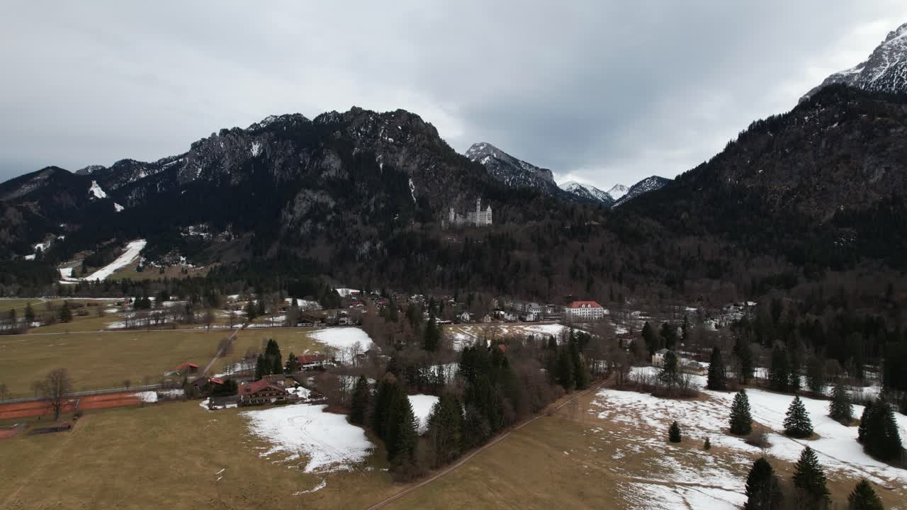 Ripresa aerea laterale con drone del Castello di Neuschwanstein in inverno, Germania