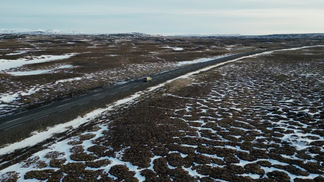 아이슬란드의 고속도로에서 눈이 내리는 겨울에 드론으로 촬영된 자동차