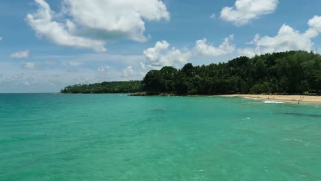 Imágenes-Aéreas-De-Naturaleza-Cinematográfica-De-4k-De-Un-Dron-Volando-Sobre-La-Hermosa-Playa-De-Surin-En-Phuket,-Tailandia-En-Un-Día-Soleado