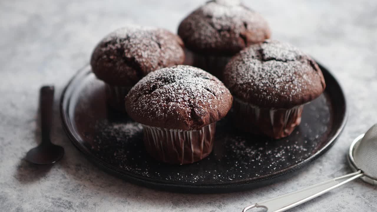 Muffin al cioccolato freschi e gustosi serviti sul piatto
