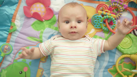 Emoción-De-Bebé-Feliz.-Retrato-De-Un-Niño-Lindo-Recostado.-Dulce-Niño-Disfruta-Del-Mundo