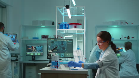 trabajador de laboratorio médico analizando suero sanguíneo realizando una prueba de virus