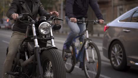 Unerkennbarer-Motorradfahrer-Fährt-Fahrrad-In-Der-Stadt-Und-Wartet-An-Der-Ampel