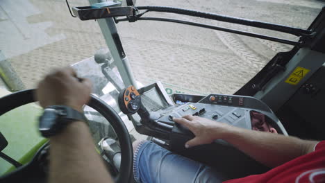 conductor tractor manos volante cabina del tractor maquinaria agrícola