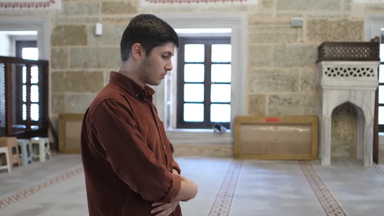 무슬림들이 기도하기 시작합니다.