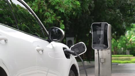 concepto de aparcamiento progresivo de automóviles eléctricos y recarga en la estación de carga.
