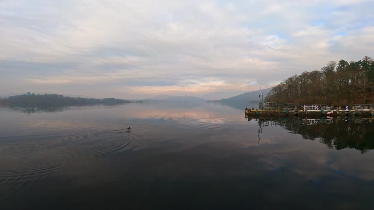 영국 호수 지구 국립공원의 윈더미어 호수 위에 안개 낀 풍경