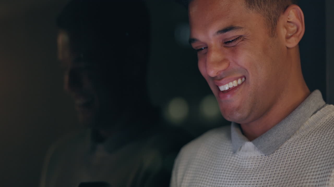 얼굴, 전화 및 어두운 사업가 웃고