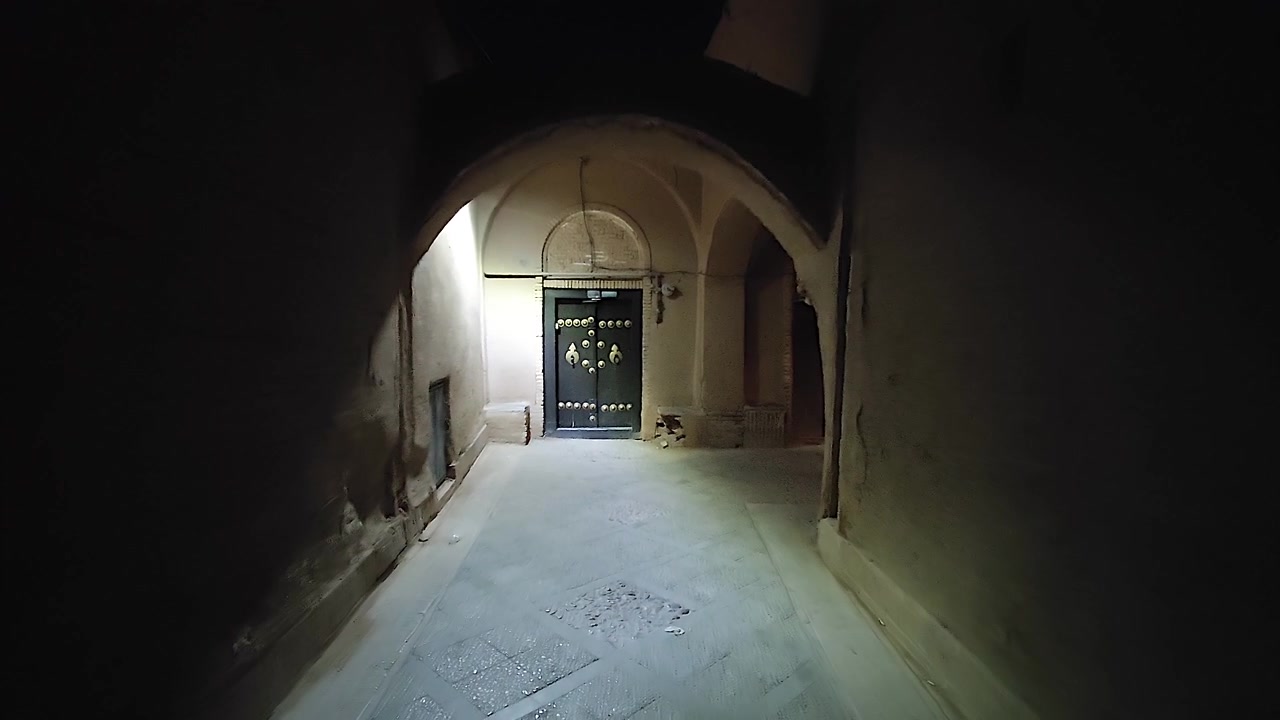 Passeggiata attraverso uno stretto vicolo tradizionale a Yazd.