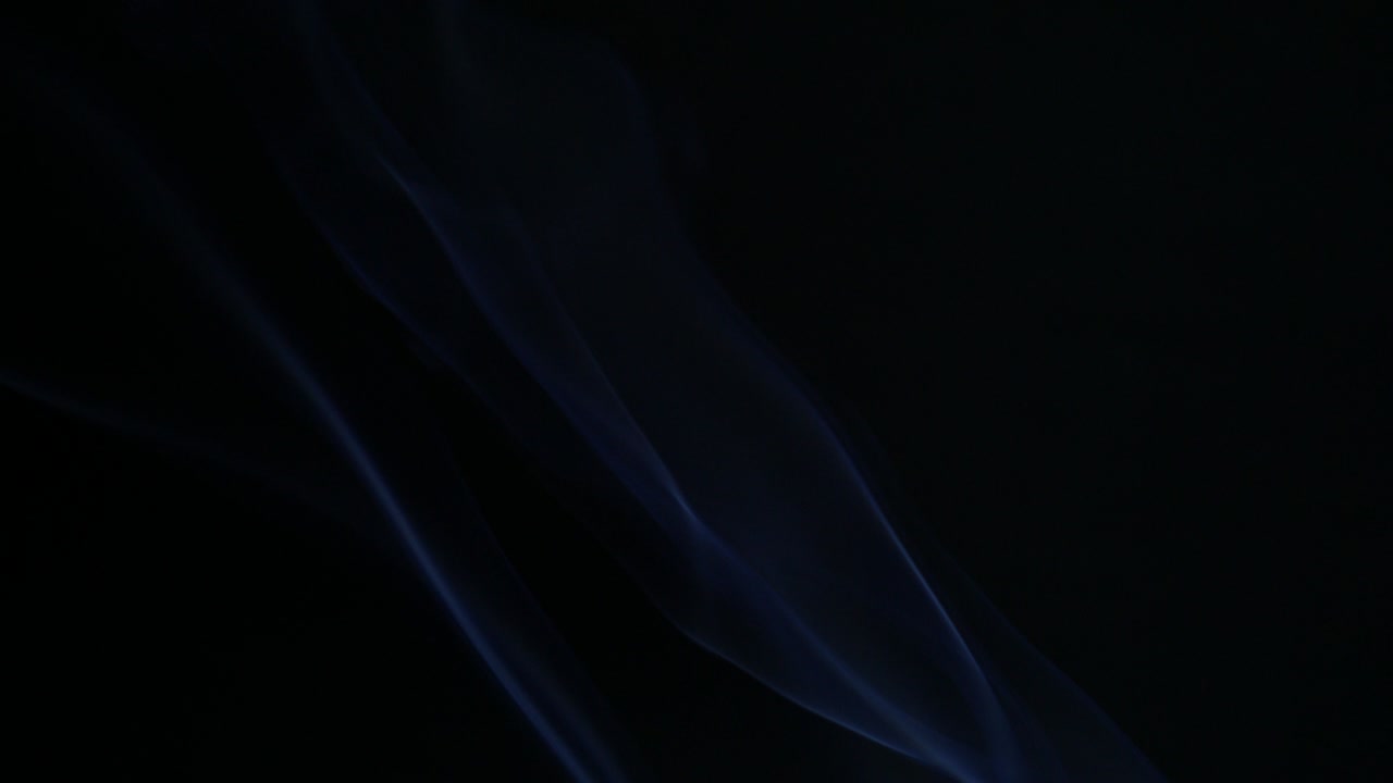 黑暗背景中的彩色煙霧