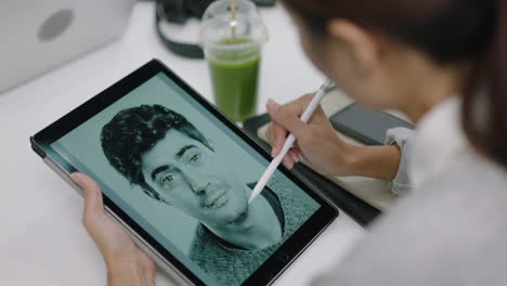 mujer ingeniera de negocios que diseña una aplicación de software de reconocimiento facial para tecnología de comunicación móvil utilizando computadoras tablet discutiendo soluciones de diseño compartiendo ideas de proyectos de cerca