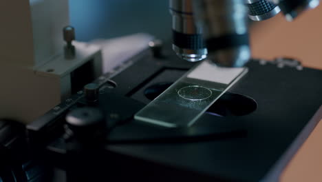 Científico-De-Vida-Joven-Que-Trabaja-Con-Un-Microscopio-Profesional-En-El-Laboratorio