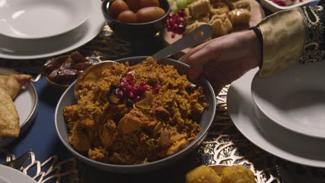 Primer-Plano-De-La-Comida-En-La-Mesa-De-La-Familia-Musulmana-En-Casa-Preparada-Para-La-Comida-Celebrando-Eid-3