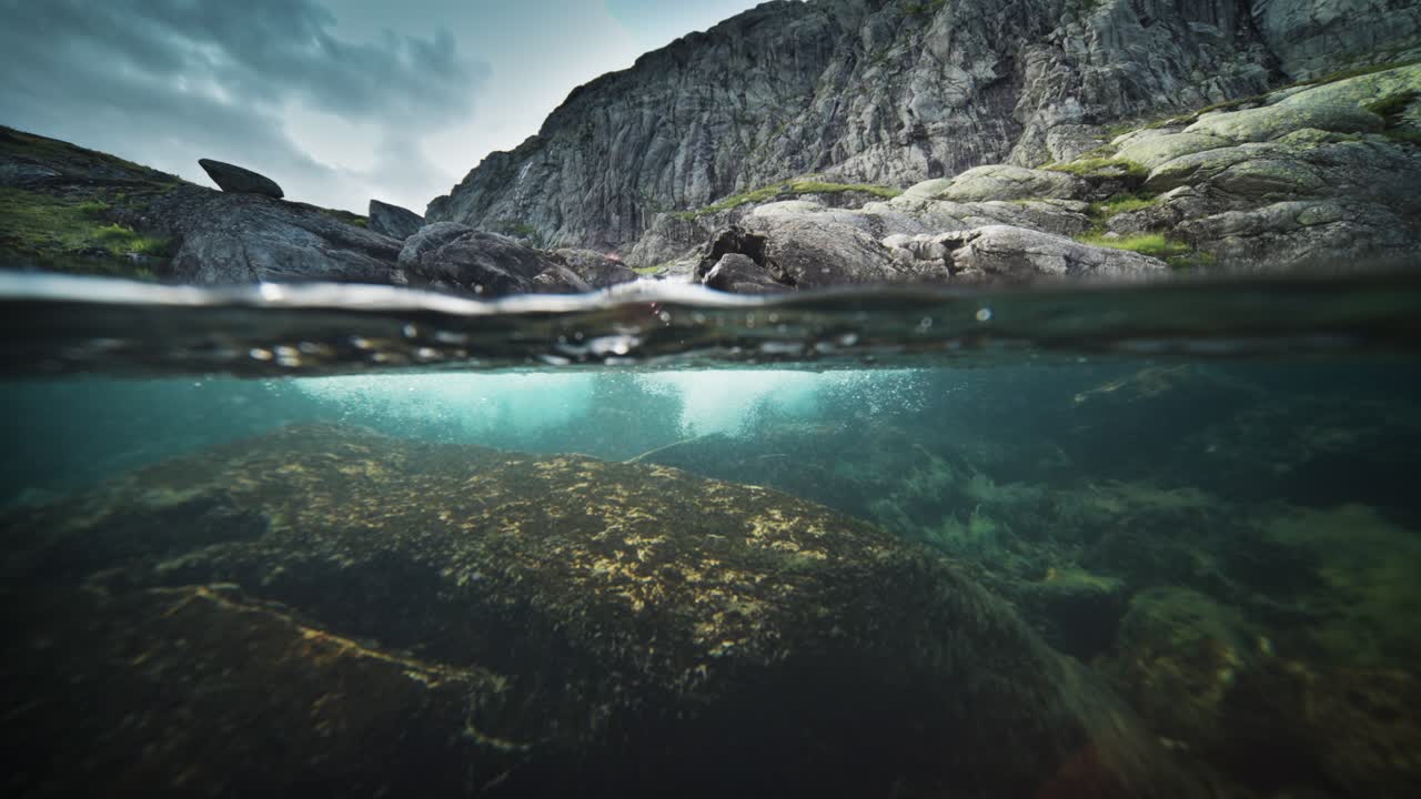 una toma por encima y por debajo del río poco profundo con costas rocosas-1