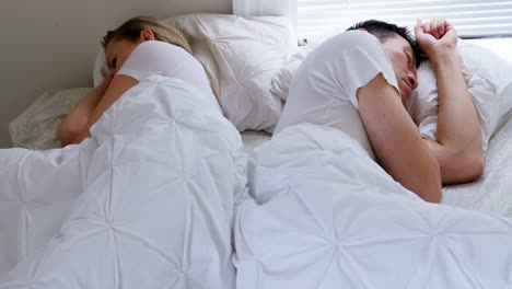 pareja durmiendo en la cama
