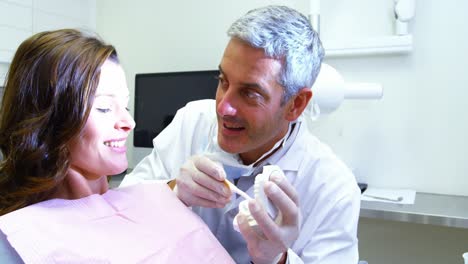 dentista examinando a un paciente