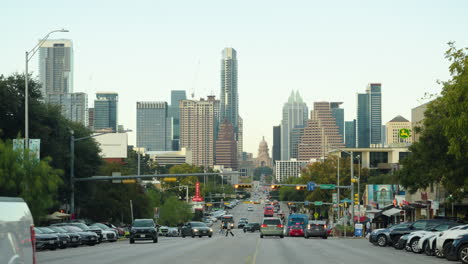 Innenstadt-Von-Austin,-Texas,-An-Der-Soco-South-Congress-Street-Mit-Dem-State-Capitol-Building-Bei-Sonnenuntergang