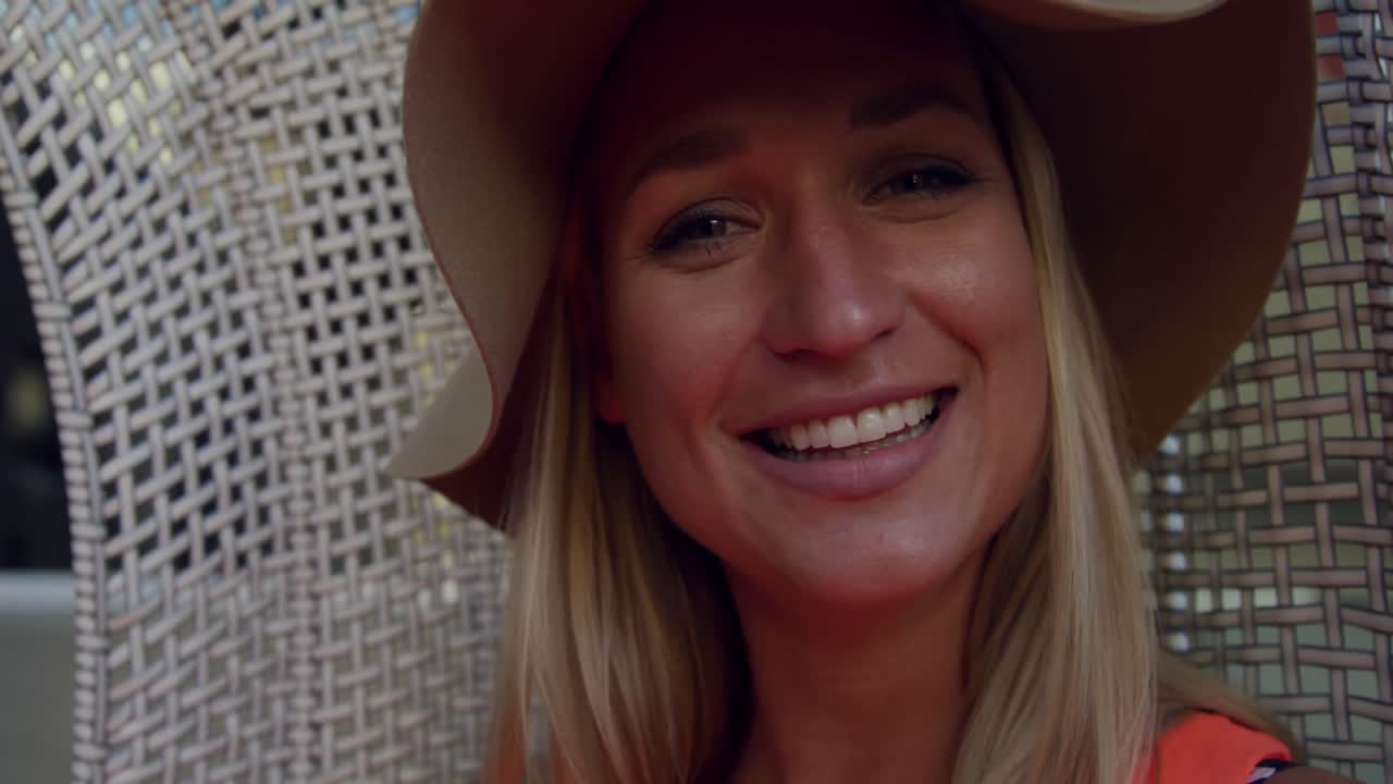 mujer joven mirando a la cámara