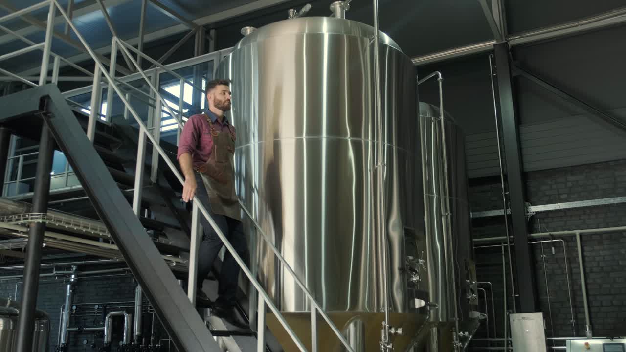 joven cervecero trabaja en una cervecería moderna