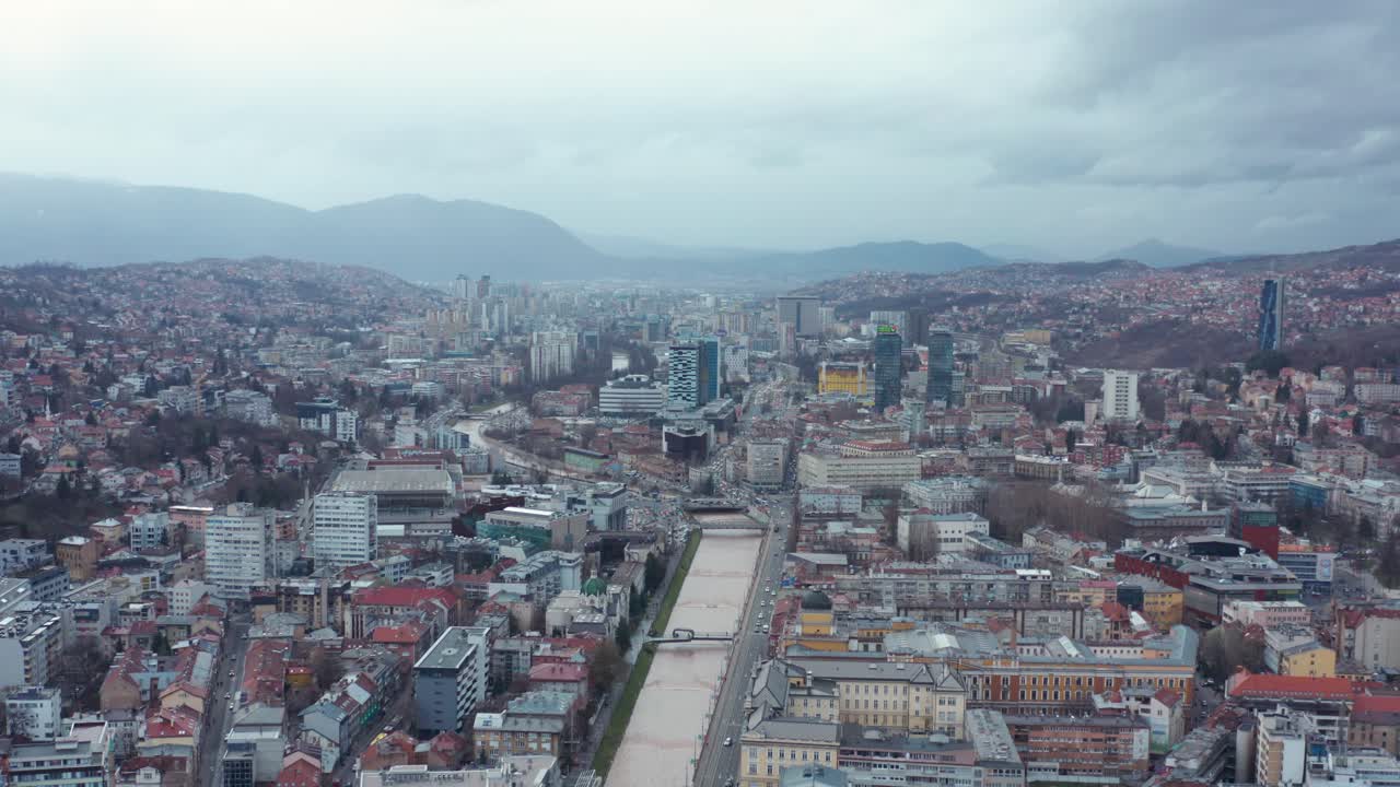 rascacielos de la ciudad de sarajevo con alpes dináricos en el fondo