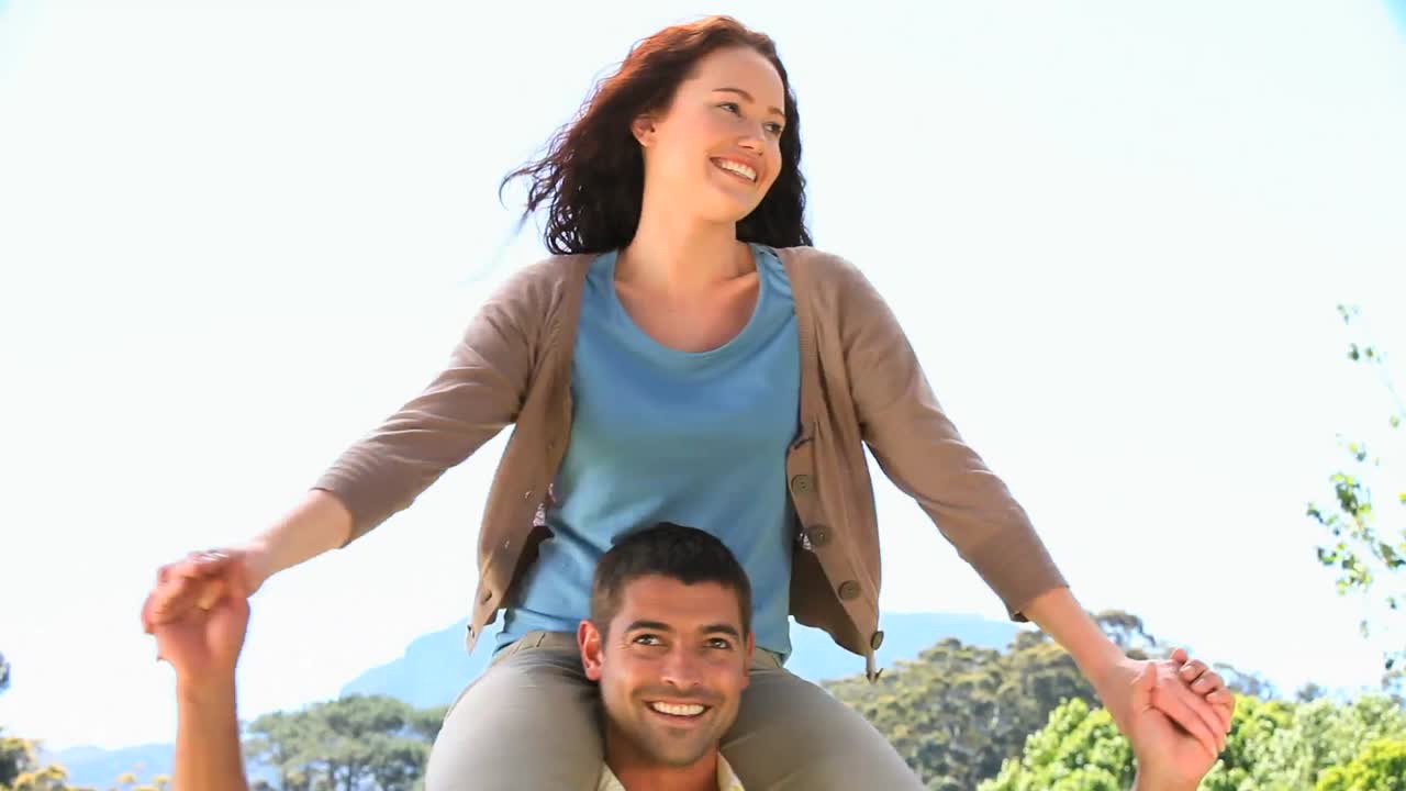 예쁜 아내를 안고 있는 사랑스러운 남자