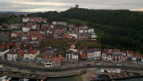 Aufsteigende-Drohne-Schoss-Bei-Sonnenaufgang-über-Scarborough-Town-Und-Scarborough-Castle