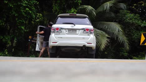 una vista trasera de un camión todoterreno blanco