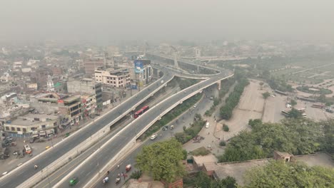 파키스탄의 아자디 다리 (azadi bridge) 를 가로지르는 교통 운동을 고 있는 무인기 (drone)