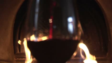 vertiendo vino