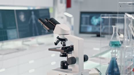 modelos de coronavirus y esqueleto humano en la pantalla de la computadora. investigación de laboratorio futurista