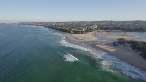 Donde-El-Agua-Salada-Se-Encuentra-Con-Las-Aguas-Dulces-Del-Lago-Currimundi,-Costa-Del-Sol,-Queensland,-Australia,-Panorámica-Aérea-A-La-Derecha