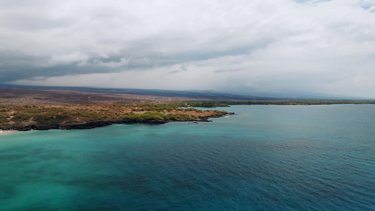 vista aérea de la playa hapuna en la costa oeste de la isla grande, hawaii - disparo de drones
