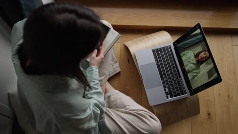 mujer haciendo una llamada de video en casa